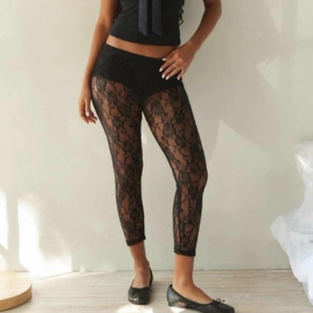 NWT URBAN OUTFITTERS Lace Capri Legging in Black